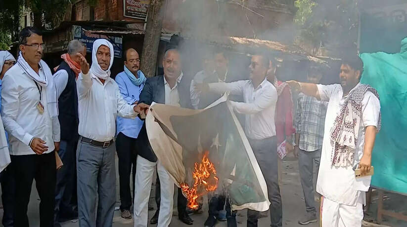Varanasi News: वाराणसी में अधिवक्ताओ ने पाकिस्तान का झंडा फूका, साथ ही पाकिस्तान विरोधी नारे लगाते हुये सर्जिकल स्ट्राइक की मांग की