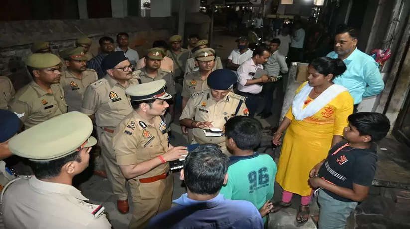 Varanasi News: पुलिस आयुक्त कमिश्नरेट वाराणसी मोहित अग्रवाल द्वारा अपहृत सुरेन्द्र कुमार पटेल एडवोकेट के घर जाकर परिजनो से की बातचीत