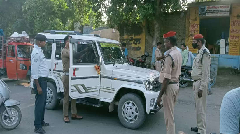 Chandauli News: चंदौली पुलिस चला रही विशेष जागरूकता अभियान, 481 वाहनों का किया गया चालान