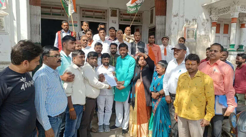 Congress protest against the hike in LPG prices