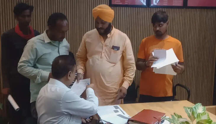 Varanasi News, Shivdaspur News, Manduadih News, Sewer Problem, Waterlogging, Nagar Nigam Varanasi, Civic Issue, UP News, Live Bharat News, Varanasi Latest News