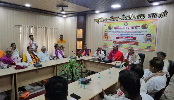 Varanasi mein Shri Kashi Vidwat Dharma Parishad ke samman samaroh mein Sanatan Dharma, Vedic Parampara aur Sanskrit shiksha ke sanrakshan par charcha hui. Swami Dr Aniket Shastri aur Prof. Bihari Lal Sharma ne sambodhit kiya.