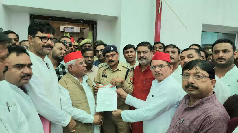 Ayodhya News: सपा नेताओं ने राजूदास पर FIR दर्ज करने के लिए सौंपा ज्ञापन