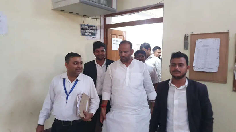 NBW के बाद सीजेएम कोर्ट में हाजिर हुए सपा नेता मनोज डब्लू