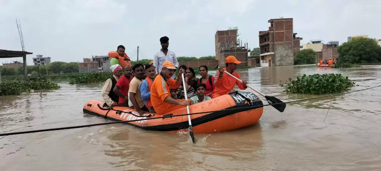 वाराणसी के बाढ़ प्रभावित क्षेत्रों में जिला प्रशासन व NDRF का राहत बचाव अभियान जारी