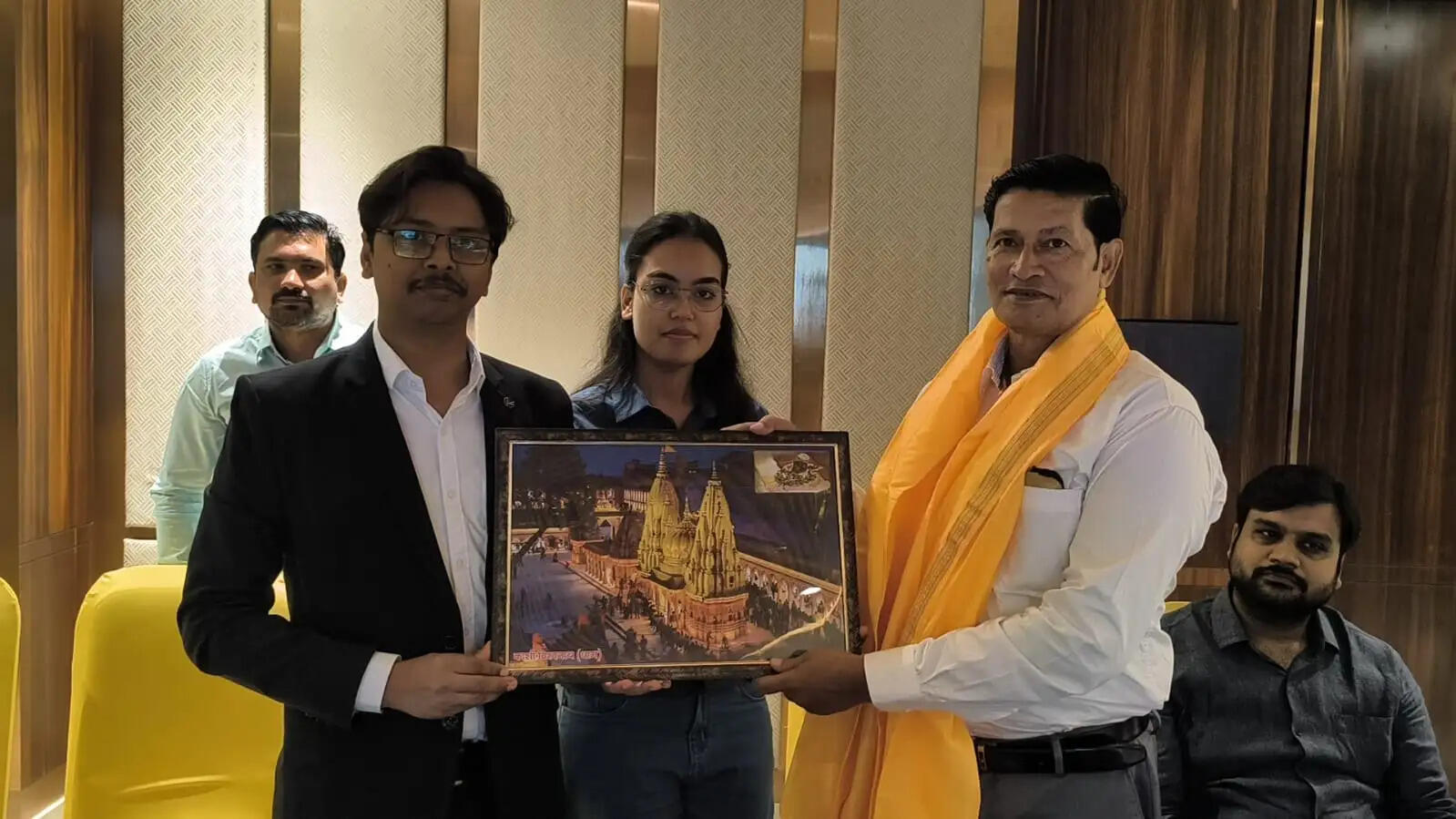 इसके पश्चात 3S Vyapar के संस्थापक विपिन मिश्रा एवं श्रीमती कामाक्षी पांडे ने कार्यक्रम के Guest Speaker, पूर्व भारतीय वायु सेना (Indian Air Force) के अधिकारी, Flight Engineer एवं Motivational Speaker शैलेंद्र कुमार सिंह का स्मृति चिन्ह एवं सम्मान पत्र भेंटकर स्वागत किया।
