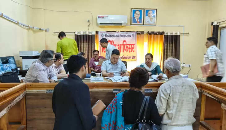 Chanduli News: संसदीय लोक सभा क्षेत्र चंदौली(76) में नामांकन के प्रथम दिवस पर प्रत्याशियों ने लिए 25 फार्म&nbsp;प्रथम दिवस पर एक भी नामांकन नही