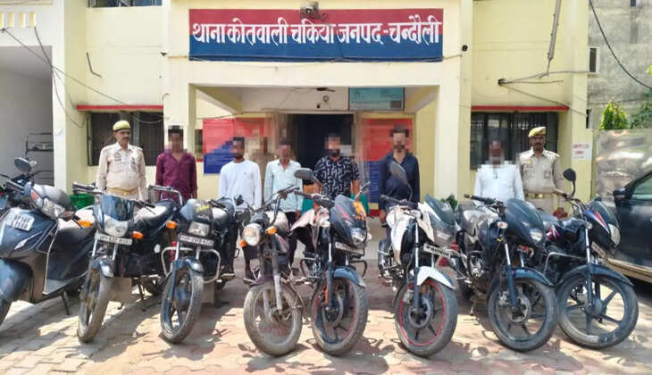 चंदौली जनपद के चकिया कोतवाली क्षेत्र में पुलिस ने जुए के खिलाफ बड़ी कार्रवाई करते हुए एक बड़े जुआ रैकेट का पर्दाफाश किया है। फत्तेपुर पहाड़ी इलाके में लंबे समय से चल रहे जुए के फड़ पर छापेमारी कर पुलिस ने 6 जुआरियों को गिरफ्तार किया, जबकि कई आरोपी मौके से फरार हो गए। चकिया SO अर्जुन की अगुवाई में हुई कार्रवाई सूचना मिलने पर चकिया कोतवाली प्रभारी अर्जुन सिंह के नेतृत्व में पुलिस टीम ने मौके पर दबिश दी। पुलिस को देखते ही मौके पर अफरा-तफरी मच गई और कई जुआरी भागने में सफल रहे। हालांकि पुलिस ने मौके से 6 लोगों को गिरफ्तार कर लिया। 21 हजार रुपये, ताश की गड्डी और 8 बाइक बरामद पुलिस ने छापेमारी के दौरान जुए के फड़ से 52 पत्ती ताश, करीब 21 हजार रुपये नकद और 8 बाइक बरामद की हैं। पुलिस का कहना है कि इलाके में कई दिनों से बड़े स्तर पर जुए का खेल संचालित किया जा रहा था। फरार आरोपियों की तलाश में जुटी पुलिस पुलिस फिलहाल फरार जुआरियों और पूरे रैकेट के सरगना की तलाश में जुटी हुई है। आरोपियों की गिरफ्तारी के लिए लगातार दबिश दी जा रही है। पुलिस का कहना है कि जुए और अवैध गतिविधियों के खिलाफ अभियान आगे भी जारी रहेगा। इलाके में चर्चा का विषय बनी कार्रवाई चकिया पुलिस की इस कार्रवाई के बाद इलाके में हड़कंप मच गया है। स्थानीय लोगों के बीच भी इस कार्रवाई को लेकर चर्चा बनी हुई है। पुलिस मामले में आगे की कानूनी कार्रवाई कर रही है।