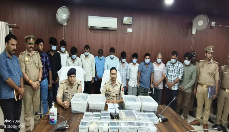 चंदौली में लाइब्रेरी की आड़ में चल रहा था शेयर बाजार ठगी का नेटवर्क, मुख्य संचालक समेत 12 गिरफ्तार
