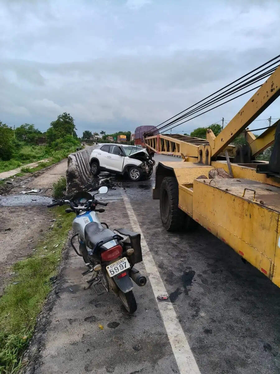 हादसे में मोहम्मद जैद, उमर समेत तीन अन्य लोग घायल हुए हैं। वरिष्ठ पुलिस अधीक्षक बीबीजीटीएस मूर्ति ने घटना की पुष्टि करते हुए बताया कि प्रारंभिक जांच में तेज रफ्तार और वाहन के अनियंत्रित होने की बात सामने आई है। दुर्घटना के वास्तविक कारणों की जांच की जा रही है।