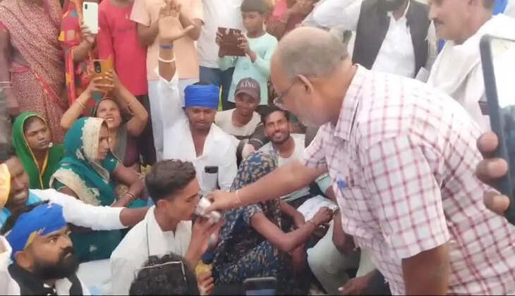 अधिकारियों के आश्वासन पर टूटी भूख हड़ताल, सड़क-नाली निर्माण की जगी उम्मीद