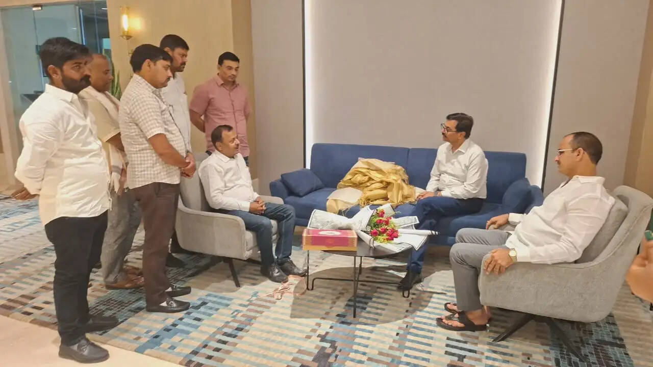 ईंट भट्ठा संचालकों की मांग पूरी होने पर एसोसिएशन ने चेयरमैन आर.पी. सिंह को किया सम्मानित