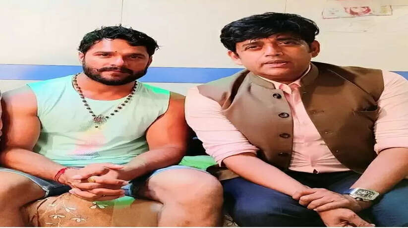 निर्माता रत्नाकर कुमार और खेसारी लाल यादव स्टारर भोजपुरी फिल्म संघर्ष 2 के सेट पर पहुंचे रवि किशन 