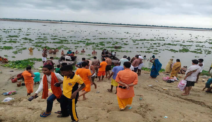 चंदौली में सावन के पहले सोमवार पर उमड़ी आस्था, नरौली गंगा घाट से जल लेकर विश्वेश्वर महादेव मंदिर पहुंचे कांवरिये