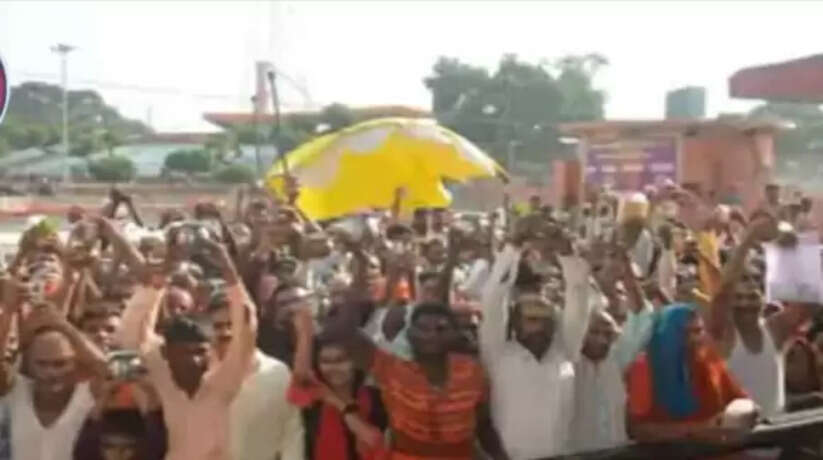शिवालयों में उमड़े भक्तों के जनसैलाब ने भगवान शिव का किया जलाभिषेक