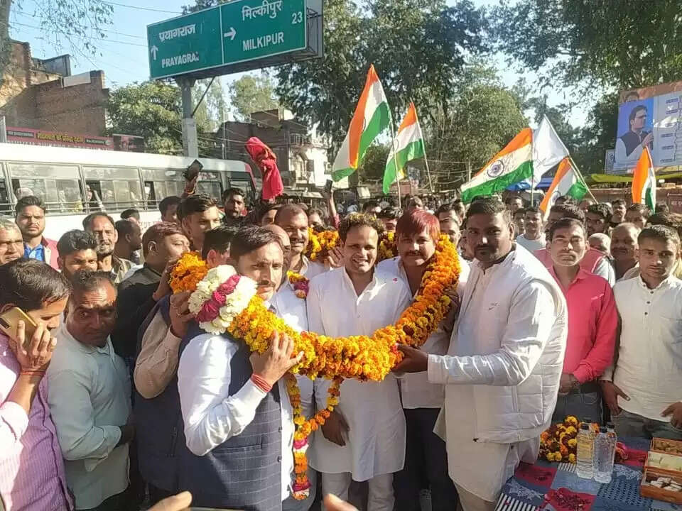 Ayodhya News: अयोध्या में सांसद रितेश पांडेय का पदयात्रा के दौरान खजुरहट में हुआ जोरदार स्वागत