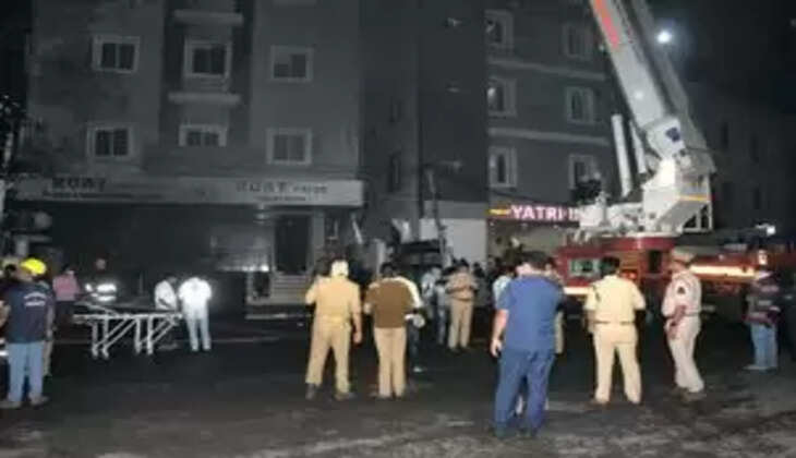 Telangana: सिकंदराबाद में&nbsp;चार्जिंग के दौरान हुआ शॉर्ट सर्किट,&nbsp;शोरूम में लगी आग,&nbsp;8 लोगों की मौत!