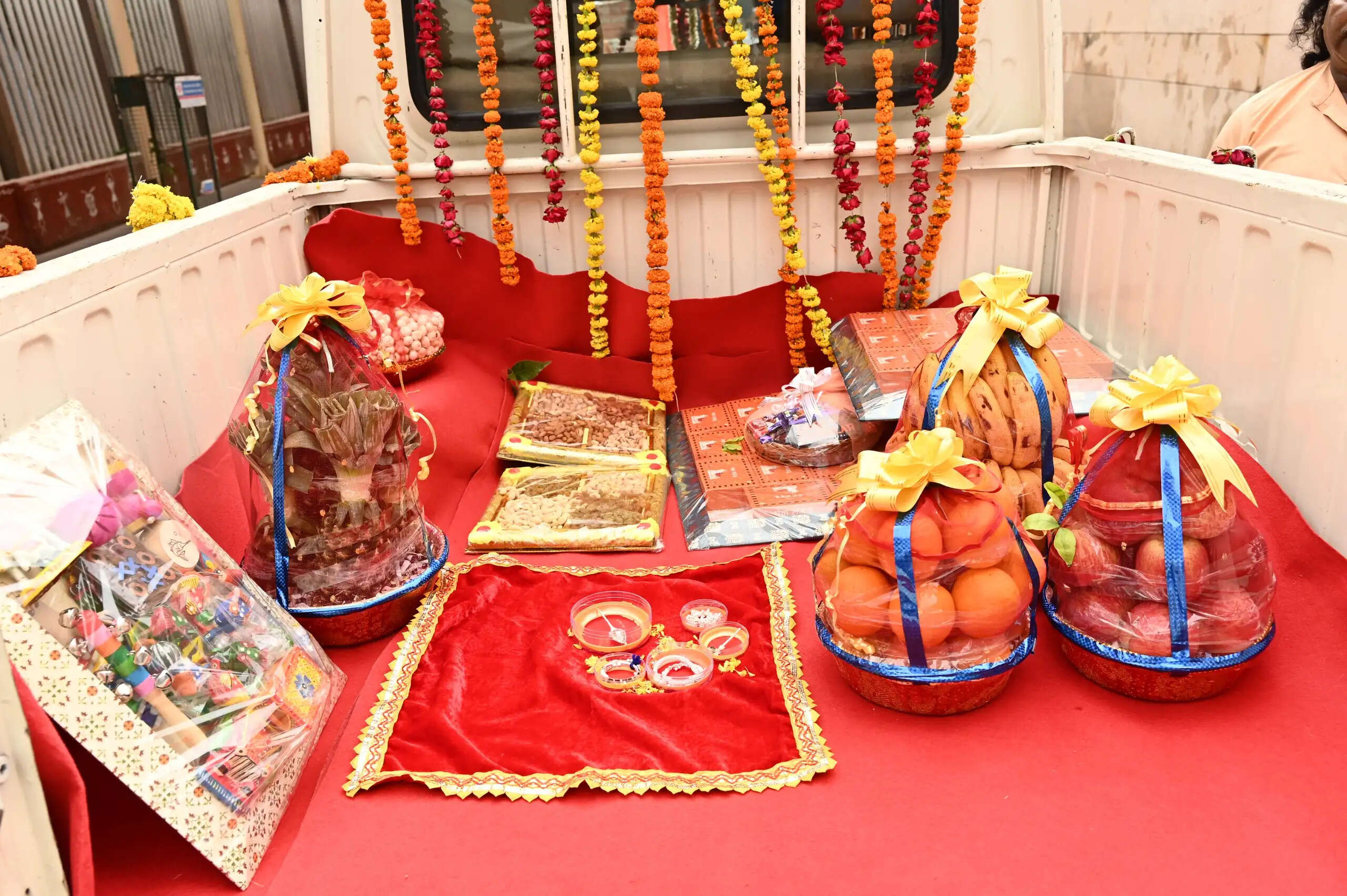 काशी से मथुरा तक गूंजी भक्ति, बाबा विश्वनाथ ने लड्डू गोपाल को भेजा उपहार