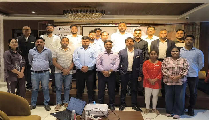 Varanasi mein 3S Vyapar Kashi Chapter ki business networking meeting hui. Digital business, Meta for Business, membership benefits aur व्यापारिक सहयोग ke naye opportunities par charcha hui.