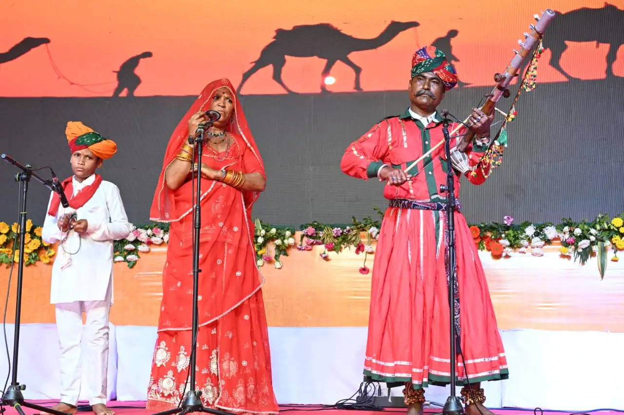 Ayodhya News: असम के भोर ताल नृत्य और  राजस्थान सुगना राम बापू जी की फड लोक गायन की खुशबू से महका तुलसी उद्यान