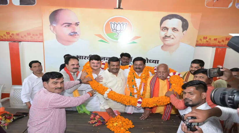 Ayodhya News: अयोध्या में पूर्व जिला पंचायत अध्यक्ष का भाजपा कार्यालय पर हुआ स्वागत