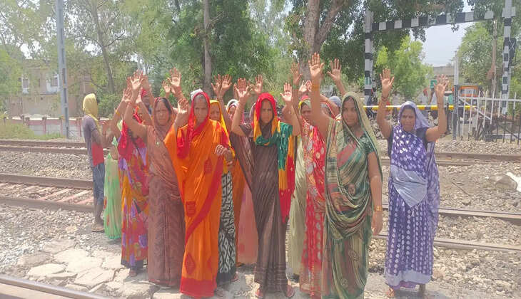रेलवे फाटक बंद करने की तैयारी पर भड़के ग्रामीण, दीवार निर्माण शुरू होते ही महिलाओं ने किया प्रदर्शन