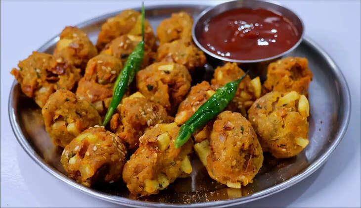 आलू, प्याज और मसालों से बने पोहा पकौड़े बढ़ाएंगे नाश्ते का जायका, जानिए बनाने की आसान विधि