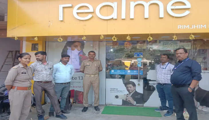 अयोध्या में जीएसटी विशेष टीम द्वारा मोबाइल प्रतिष्ठान पर की गई छापेमारी