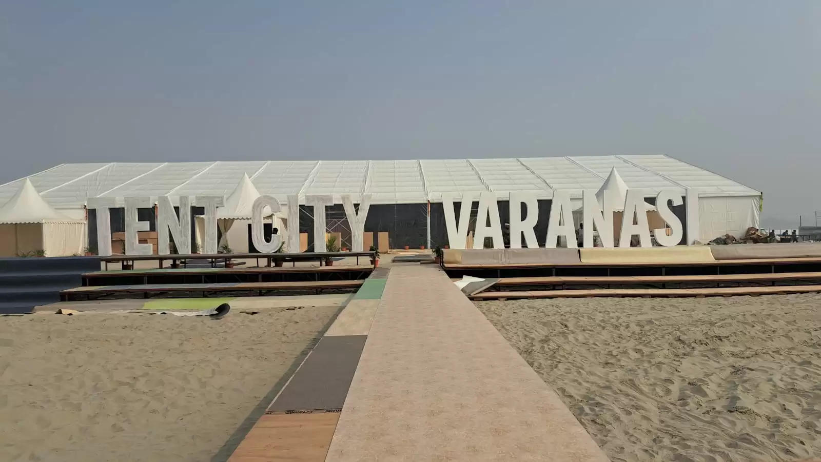 Varanasi Tent City: बनारस में गंगा की रेत पर बसी टेंट सिटी में कैसे कर सकेंगे बुकिंग? जानिये क्या हैं सुविधाएं?