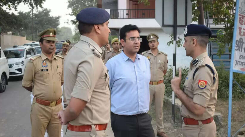 Prayagraj News: अपर पुलिस आयुक्त एवं जिलाधिकारी ने अंदावा में बने मूर्ति विसर्जन स्थल का किया निरीक्षण