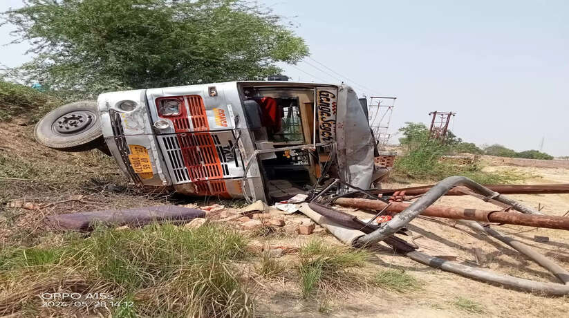 Varanasi News: तेज रफ्तार बस का फटा टायर, अनियंत्रित होकर खंभे से टकराई, एक की मौत