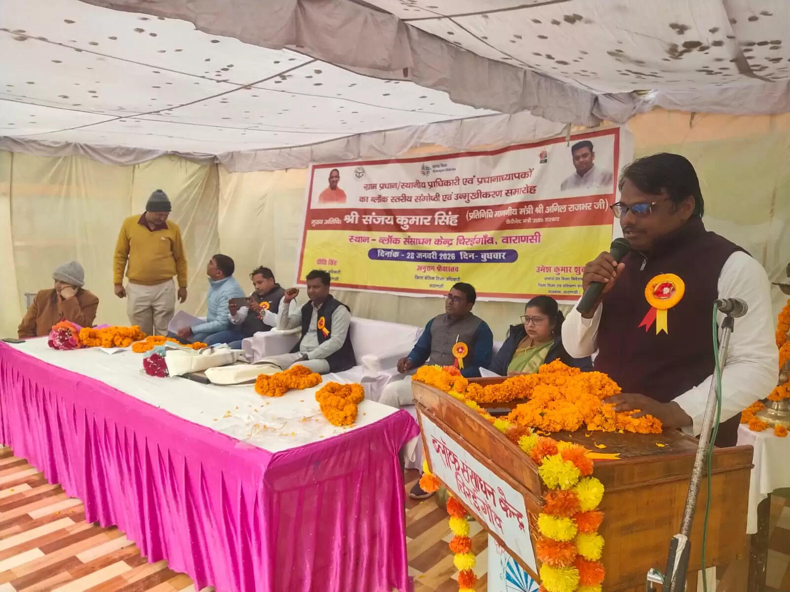 ​ वाराणसी। ब्लॉक संसाधन केन्द्र चिरईगाँव में खण्ड शिक्षा अधिकारी श्रीमती प्रीति सिंह की अध्यक्षता में ग्राम प्रधानों एवं प्रधानाध्यापकों हेतु एक दिवसीय संगोष्ठी एवं उन्मुखीकरण समारोह संपन्न हुआ। कार्यक्रम के मुख्य अतिथि श्री कमलेश मौर्य ने शिक्षा के उत्थान में जन-प्रतिनिधियों की सहभागिता को अनिवार्य बताते हुए सभी से विद्यालयों से जुड़ने का आह्वान किया।  उन्होंने विशेष रूप से इस बात पर जोर दिया कि ग्राम प्रधान और प्रधानाध्यापक गाँव के विकास रूपी गाड़ी के दो पहिए हैं, और जब ये दोनों मिलकर चलेंगे तभी हमारा विद्यालय एक 'आदर्श विद्यालय' बन पाएगा। ​खण्ड शिक्षा अधिकारी श्रीमती प्रीति सिंह ने प्रधानाध्यापकों को मोटिवेट करते हुए कहा कि शिक्षण के स्तर को इतना ऊँचा ले जाना है कि गाँव का हर बच्चा गर्व से कह सके कि वह सरकारी स्कूल का छात्र है। उन्होंने जोर दिया कि विद्यालय की भौतिक संरचना, कायाकल्प और बाउंड्री वॉल जैसे कार्यों में ग्राम प्रधान की भूमिका एक अभिभावक की है। मैम ने पूरे ब्लॉक के बच्चों को निपुण बनाने का आह्वाहन किया।  ​कार्यक्रम में ए.आर.पी. सामाजिक विषय श्री उमेश त्रिपाठी ने विभागीय योजनाओं व ARP गणित श्री श्रीनिवास सिंह ने निपुण असेसमेंट के विषय में विस्तार से जानकारी दी।  PLC member के रूप में डॉ. मनीष कुशवाहा और आलोक मौर्य ने भी अपनी सक्रिय सहभागिता दर्ज की। सफल संचालन ARP विज्ञान श्रीमती रश्मि त्रिपाठी द्वारा किया गया। इस अवसर  गुणवत्तापूर्ण शिक्षा के संकल्प के साथ संगोष्ठी का समापन हुआ।