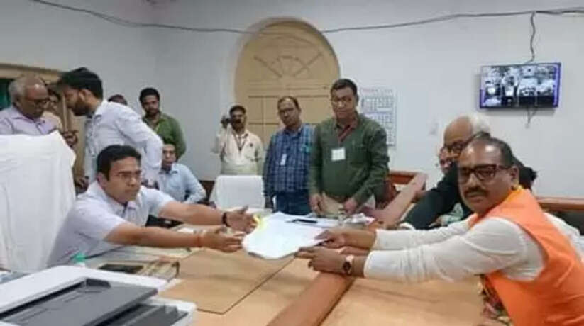 Prayagraj News: भाजपा प्रत्याशी प्रवीण पटेल, नीरज त्रिपाठी और विनोद सोनकर ने दाखिल किया नामांकन, समर्थकों की रही भीड़
