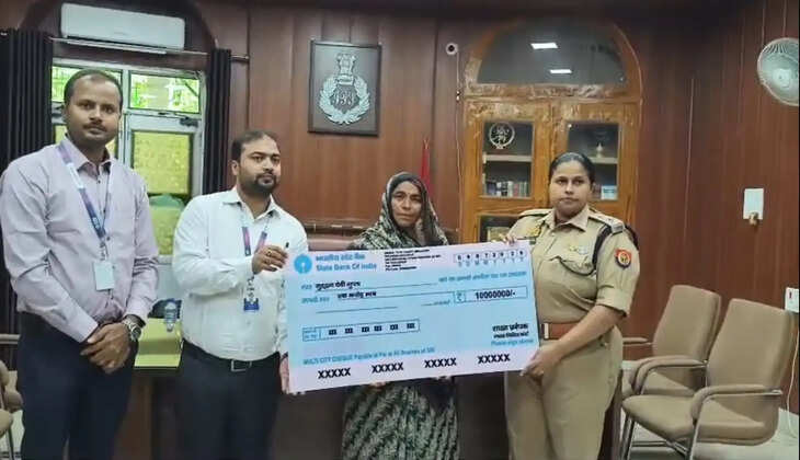 मिर्जापुर में पुलिस अधीक्षक अपर्णा रजत कौशिक ने दिवंगत आरक्षी कन्हैया के असामयिक निधन के बाद उनके आश्रित परिजनों को स्टेट बैंक ऑफ इंडिया के पुलिस सैलरी पैकेज के तहत 1 करोड़ रुपये का चेक प्रदान किया। यह राशि दिवंगत आरक्षी की नॉमिनी (माता) को सौंपी गई। इस अवसर पर एसपी ने परिवार के प्रति गहरी संवेदना व्यक्त करते हुए हरसंभव सहायता का आश्वासन दिया।