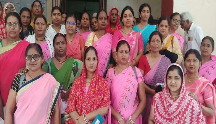 वाराणसी में आंगनबाड़ी कर्मचारियों ने 5G मोबाइल और इंटरनेट की मांग को लेकर जिलाधिकारी को सौंपा ज्ञापन