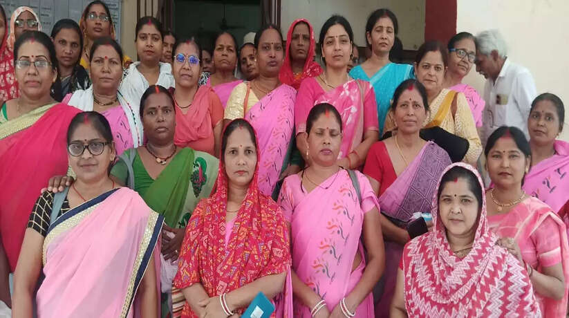 वाराणसी में आंगनबाड़ी कर्मचारियों ने 5G मोबाइल और इंटरनेट की मांग को लेकर जिलाधिकारी को सौंपा ज्ञापन