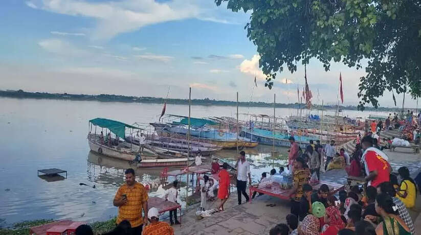 Varanasi Ganga ghat news: तेजी से घट रहा गंगा का जलस्तर, स्थानीय लोगों को मिली राहत...