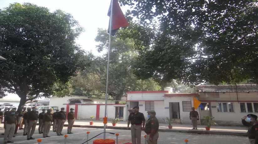 पुलिस अधीक्षक चन्दौली ने पुलिस लाइन में पुलिस ध्वज का रोहण कर दी शुभकामनाएं