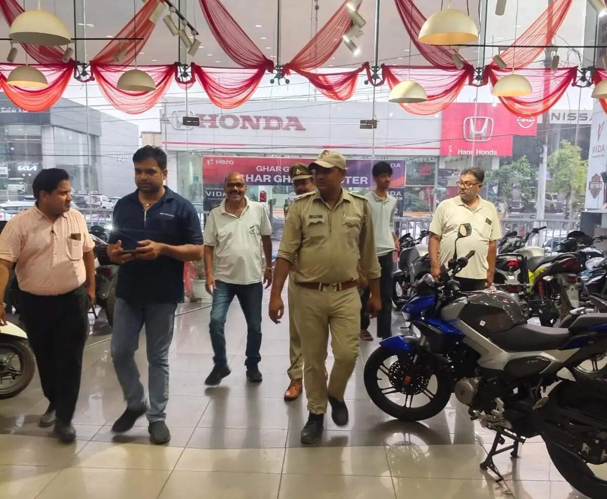 नई बाइक में 124.7cc का सिंगल-सिलेंडर इंजन दिया गया है, जो 10.7 bhp की पावर और 10.6 Nm का टॉर्क जनरेट करता है। कंपनी का दावा है कि यह बाइक 72 किलोमीटर प्रति लीटर तक का माइलेज देने में सक्षम है। इसमें Advanced Programmed Fuel Injection (APFI) तकनीक और i3S Idle Stop-Start System दिया गया है, जो बेहतर फ्यूल एफिशिएंसी सुनिश्चित करता है। वहीं Integrated Starter Generator (ISG) सिस्टम इंजन को अधिक स्मूद और शांत तरीके से स्टार्ट करने में मदद करता है।