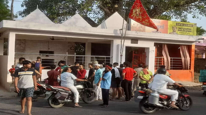 Varanasi News: वाराणसी दुर्गा माता मंदिर में आभूषण सहित हजारों की चोरी
