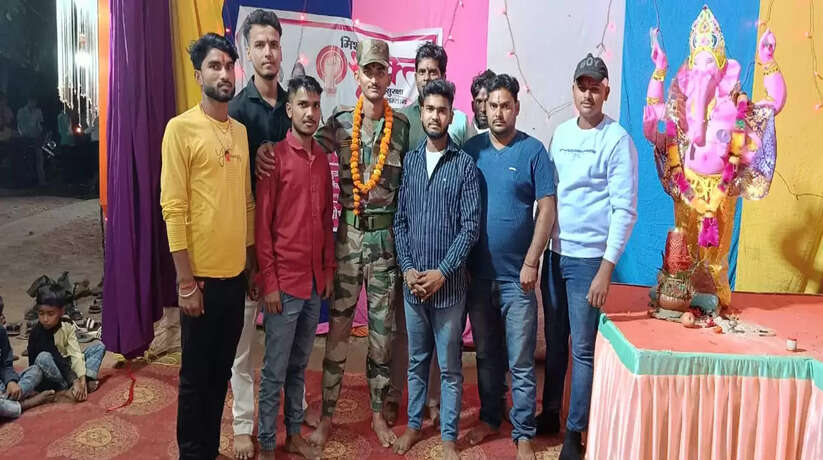 Ayodhya News: भारतीय आर्मी के जवान दीपक चौरसिया ने माता के दरबार में टेका माथा