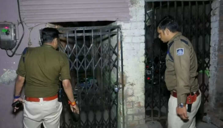 7 youths were doing such work in the lift: लिफ्ट में ऐसा काम कर रहे थे 7 युवक, देखकर पुलिस भी रह गई हैरान, सोशल मीडिया पर वायरल हुआ वीडियो