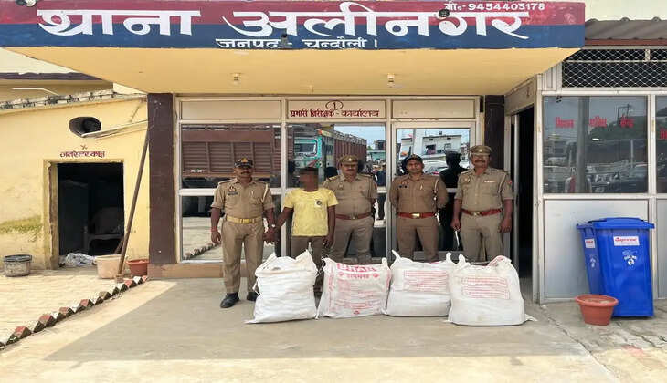 चंदौली के अलीनगर थाना पुलिस ने 25 हजार रुपये के इनामी तस्कर को गिरफ्तार कर उसके कब्जे से 80 लीटर अवैध कोडिन कफ सिरप बरामद किया। आरोपी पहले पकड़ी गई 720 लीटर अवैध कफ सिरप खेप से भी जुड़ा है।