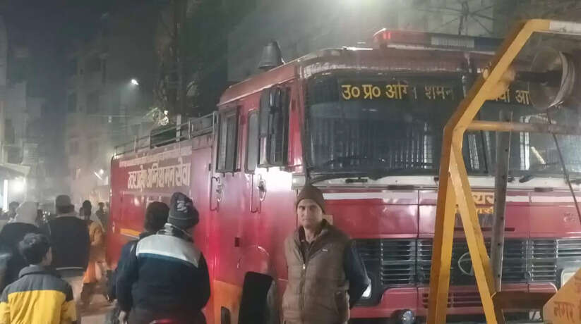 Varanasi News: वाराणसी में दोना पत्तल की गोदाम में लगी आग, हजारों का माल नुकसान