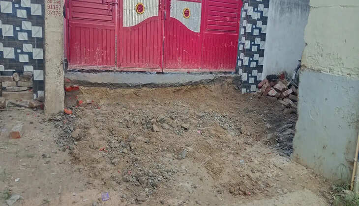 सरकारी खड़ंजे पर निर्माण को लेकर विवाद, प्रशासन की मौजूदगी में हटाया गया निर्माण
