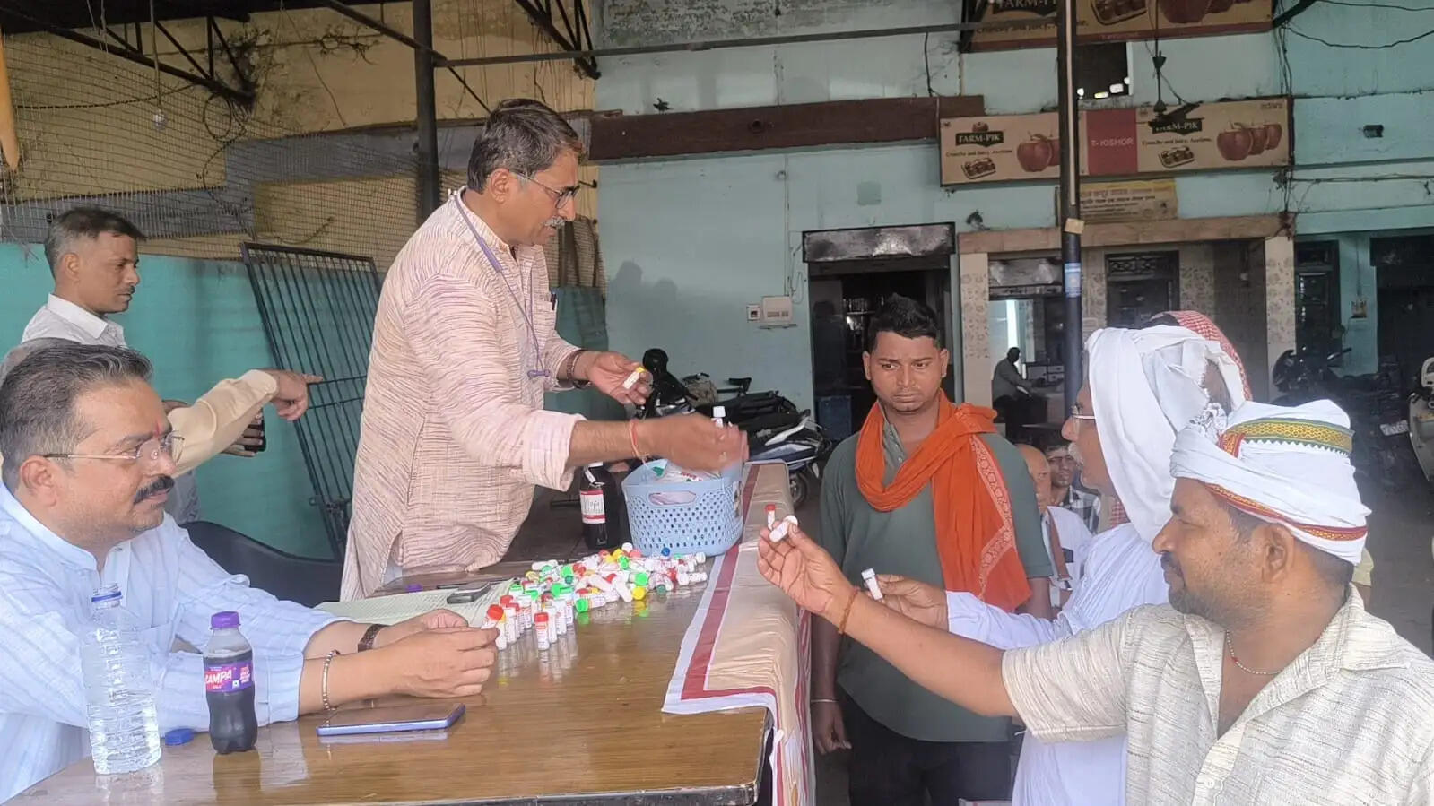वाराणसी में लू और भीषण गर्मी से बचाव के लिए पहाड़िया फल मंडी और यातायात पुलिस लाइन में निशुल्क होम्योपैथिक स्वास्थ्य शिविर लगाया गया, लोगों को मुफ्त दवाएं और स्वास्थ्य परामर्श दिया गया।