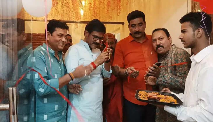 Varanasi News:&nbsp;सांझी रसोई रेस्टुरेंट का भव्य उद्घाटन हुवा राकेश सिंह अलगू चेयरमेन फेडरेशन बीजेपी ने फिता काट के किया जोरदार उद्घाटन&nbsp;