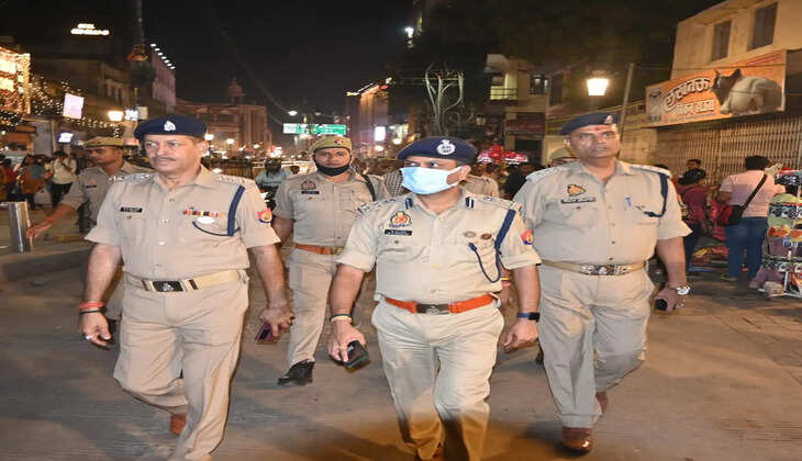 Varanasi News: अपर पुलिस आयुक्त कानून एवं व्यवस्था डा0 एस चन्नप्पा द्वारा चल रहे त्यौहार के दृस्टिगत किया पैदल गस्त, दिया&nbsp;आवश्यक दिशा-निर्देश