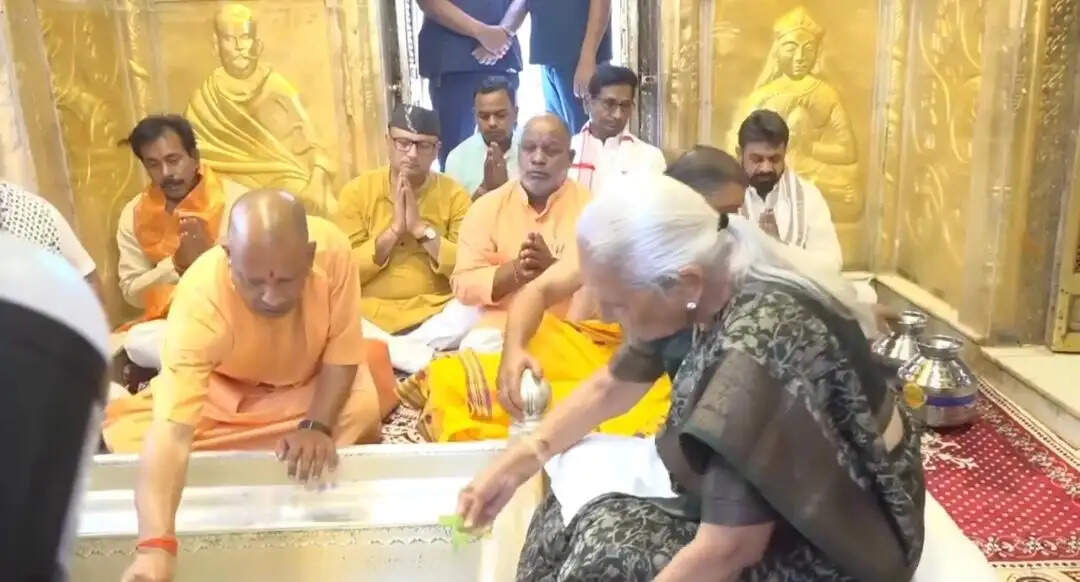 Varanasi News: आनंदीबेन पटेल और योगी आदित्यनाथ का वाराणसी दौरा, काशी विश्वनाथ धाम में किया जलाभिषेक