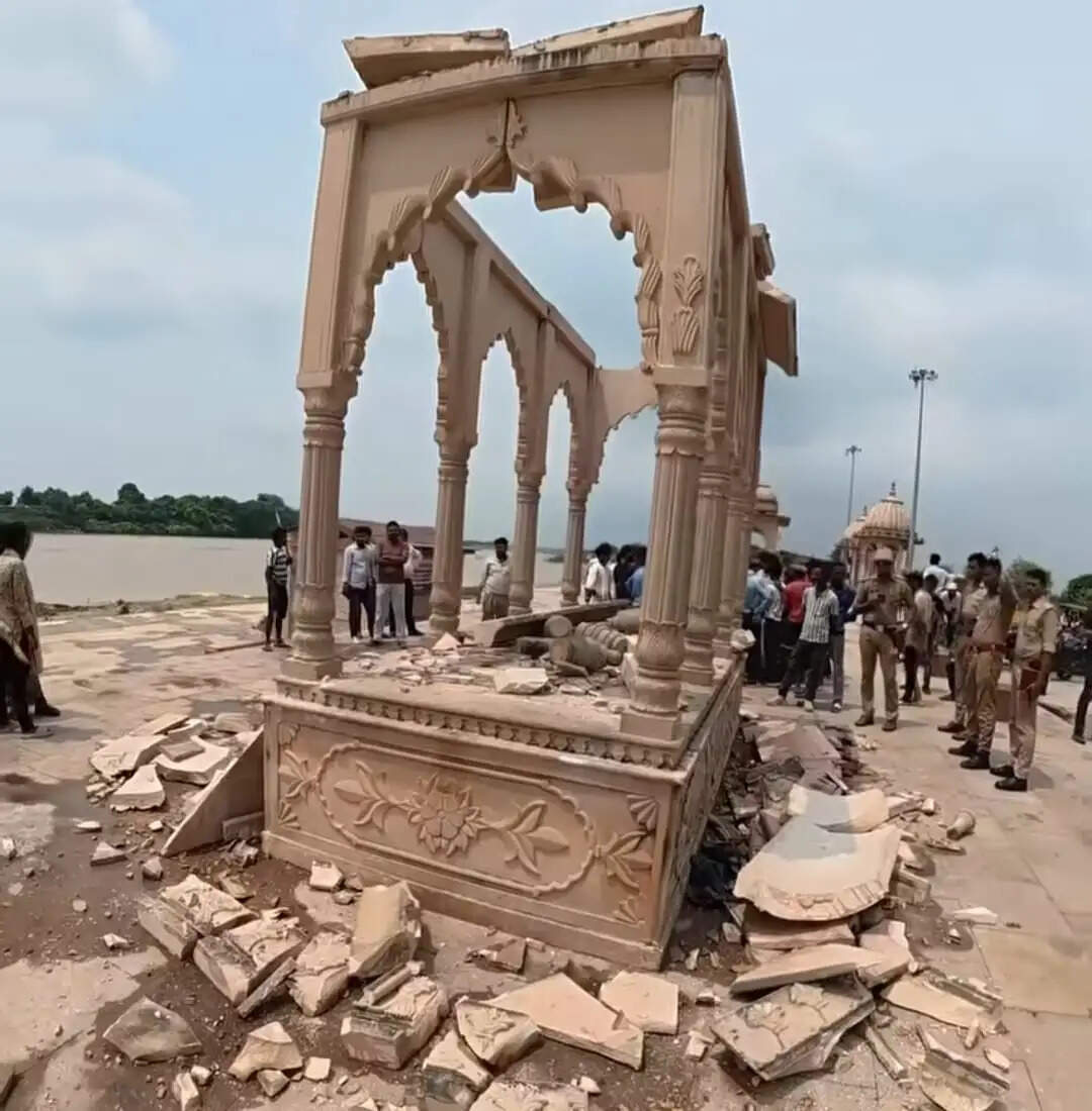 गोरखपुर में आकाशीय बिजली का कहर, गोरक्षनाथ घाट का गुंबद